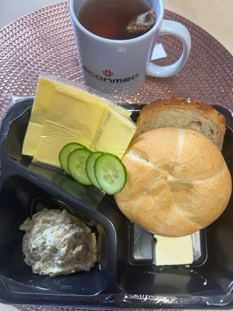 Śniadanie: dieta podstawowa 
bułka pszenna
- chleb mieszany z płatkami owsianymi
- masło extra
- pasta jajeczna
- ser topiony
- ogórek świeży
- herbata czarna
A: 1,3,7
