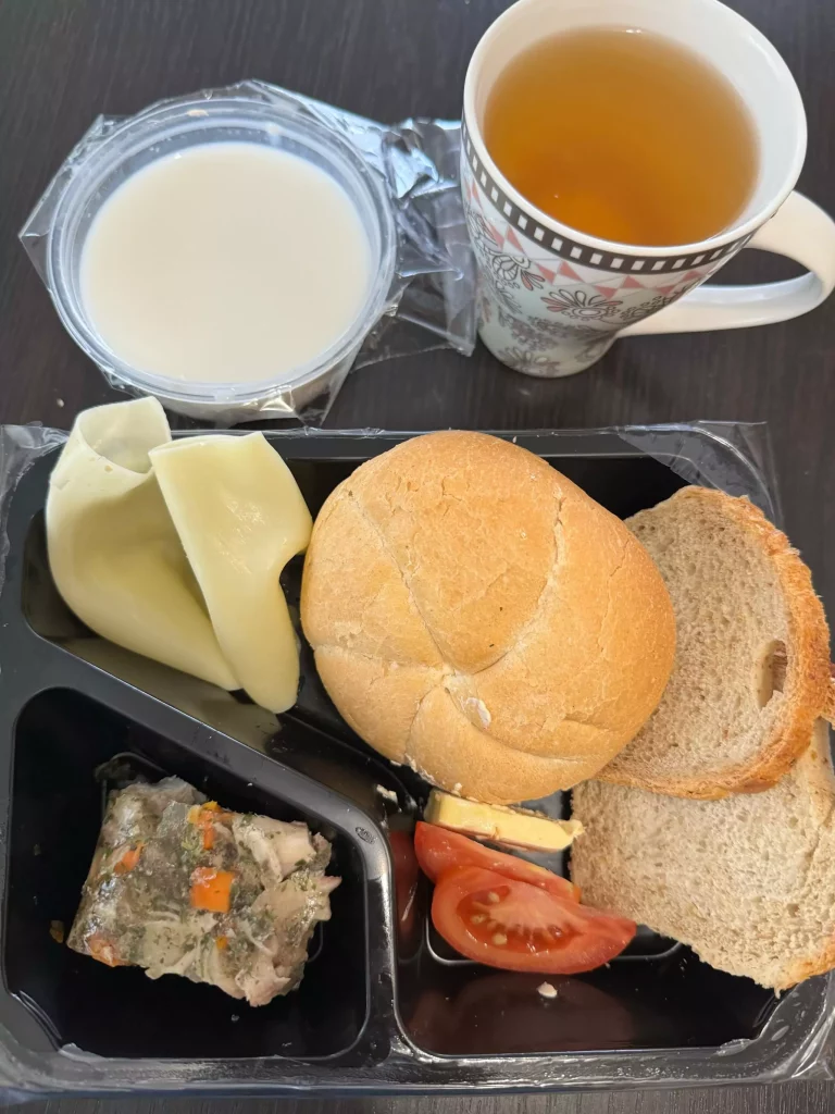Śniadanie: dieta podstawowa 
- bułka pszenna
- chleb mieszany z płatkami owsianymi
- owsianka na mleku
- masło extra
- galaretka drobiowa
- ser żółty
- pomidor
- herbata czarna
A: 1,7
