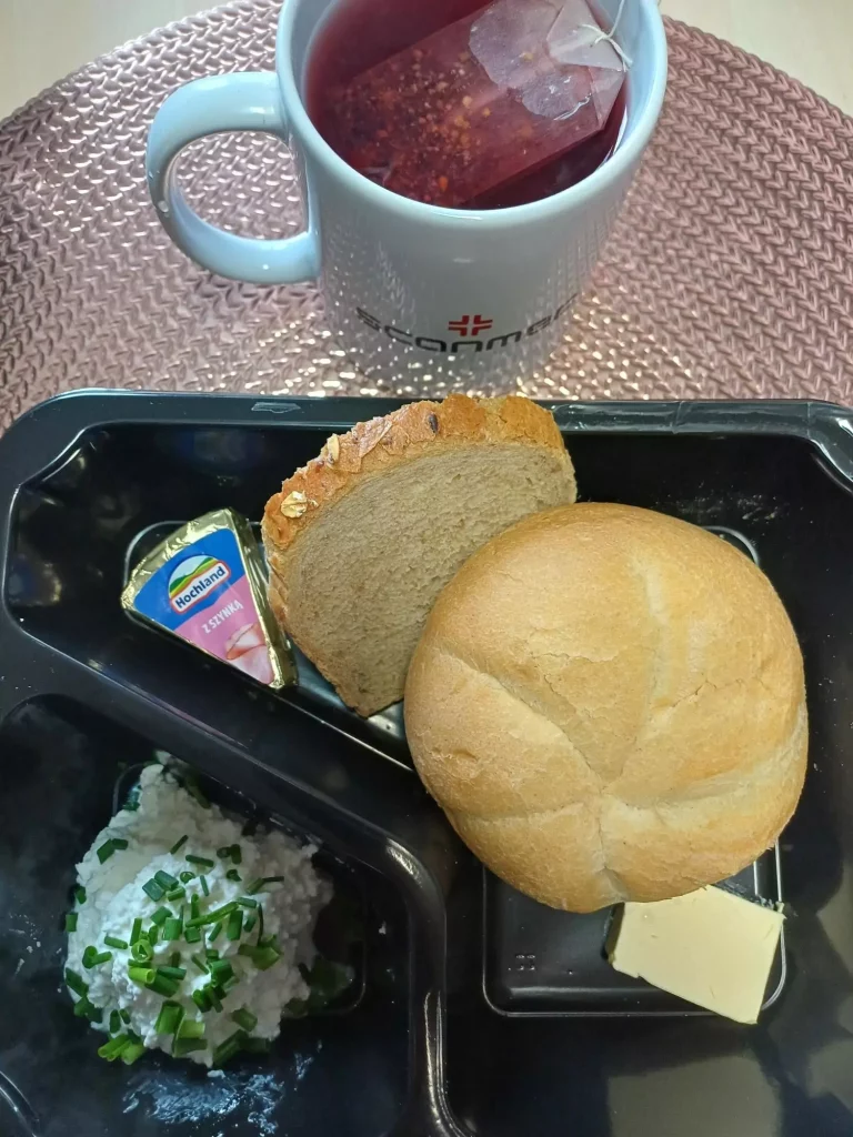 Śniadanie: dieta podstawowa 
- bułka pszenna
- chleb mieszany z płatkami owsianymi
- masło extra
- twarożek ze szczypiorkiem
- ser topiony trójkąt
- herbata czarna
A: 1,7
