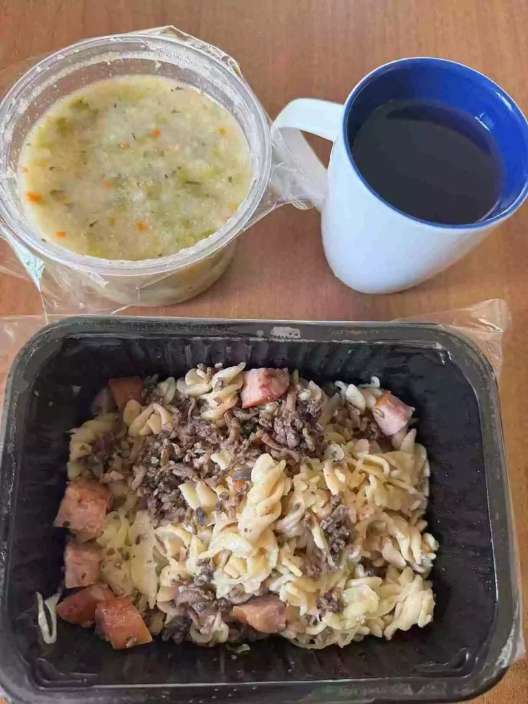 Obiad: dieta podstawowa

- zupa brukselkowa
- łazanka z kiszoną kapustą, pieczarkami i kiełbasą
- kompot
A : 1,3,7
