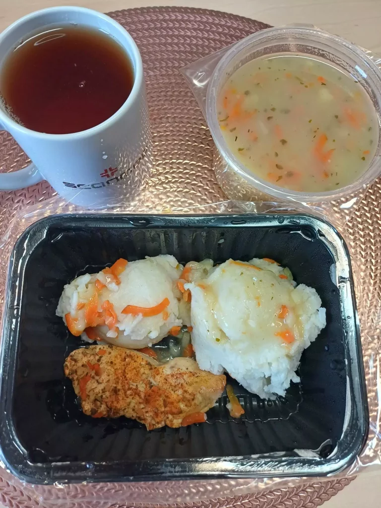 Obiad: dieta lekkostrawna 
- zupa ziemniaczana
- potrawka z ryżem, kurczakiem i warzywami
- kompot
A: 1,7,9

