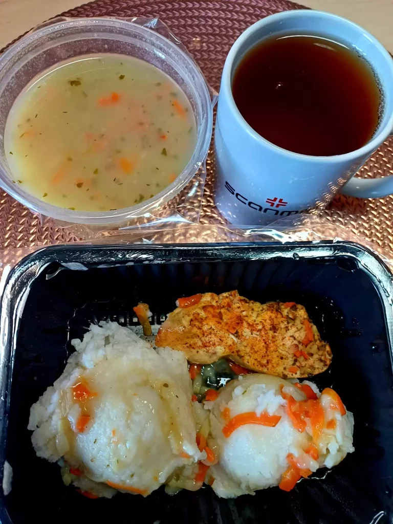 Obiad: dieta podstawowa 
- Zupa kalafiorowa
- potrawka z ryżem, kurczakiem i warzywami
- kompot
A: 1,7,9
