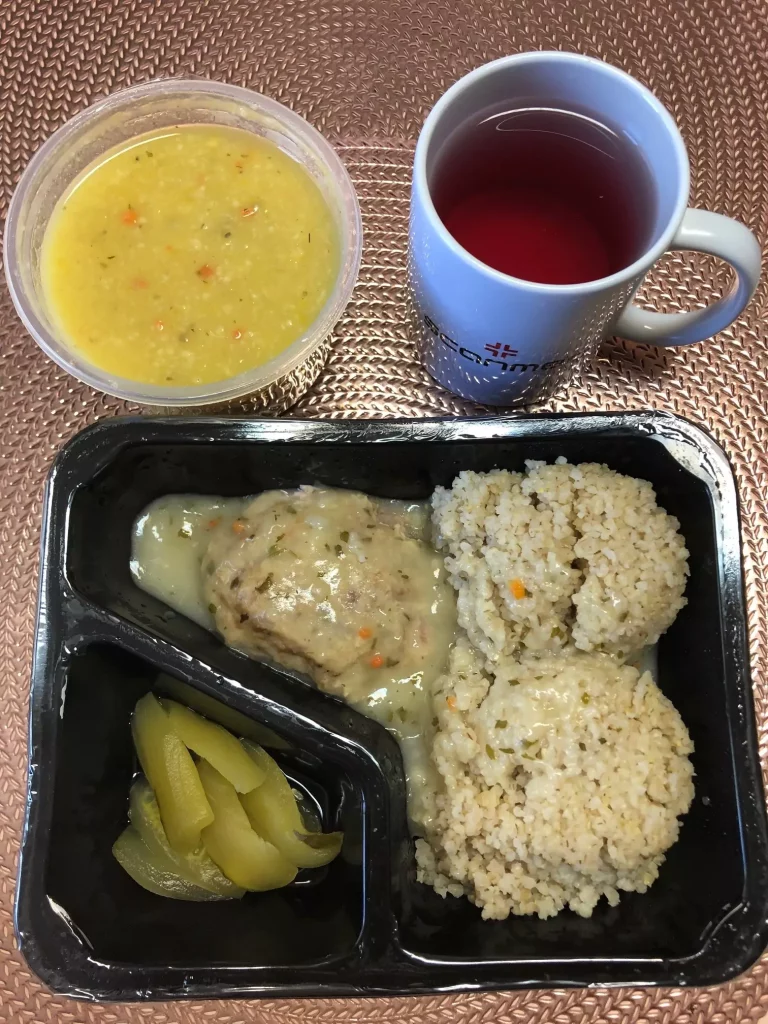 Obiad: dieta lekkostrawna 
- zupa dyniowa
- pulpet wieprzowy
- kasza jęczmienna
- ogórek kiszony bez skóry
- kompot
A: 1
