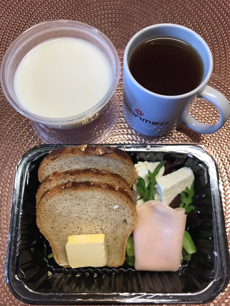 Śniadanie, dieta z ograniczeniem łatwo przyswajalnych węglowodanów:
- chleb mieszany z
płatkami owsianymi
- masło extra
- owsianka na mleku
- twaróg w kawałku
- wędlina
- mix sałat
- herbata czarna
A: 1,7
