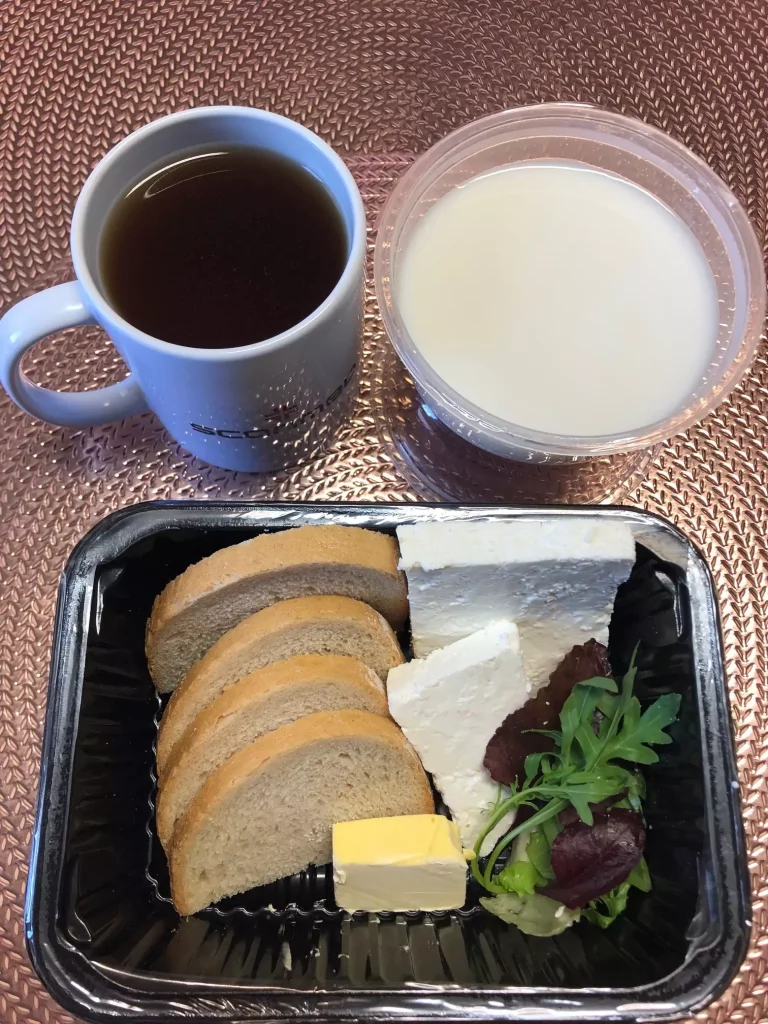 Śniadanie: dieta lekkostrawna 
-chleb pszenny
- masło extra
- owsianka na mleku
- twaróg w kawałku
- mix sałat
- herbata czarna
A: 1,7
