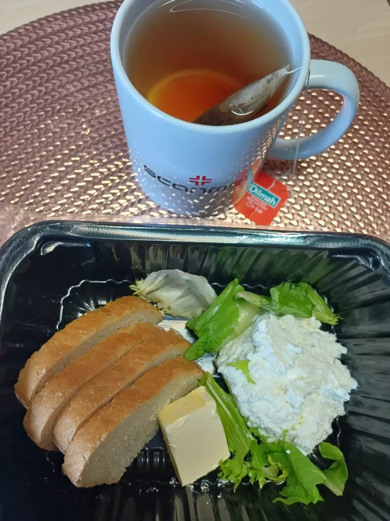 Śniadanie: dieta lekkostrawna 
- chleb pszenny
- masło extra
- twarożek
- mix sałat
- herbata czarna
A :1,7
