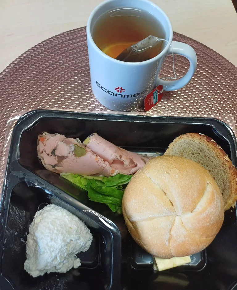 Śniadanie: dieta podstawowa 
- bułka pszenna
- chleb mieszany z płatkami owsianymi
- masło extra
- twarożek
- wędlina
- mix sałat
- herbata czarna
A :1,7
