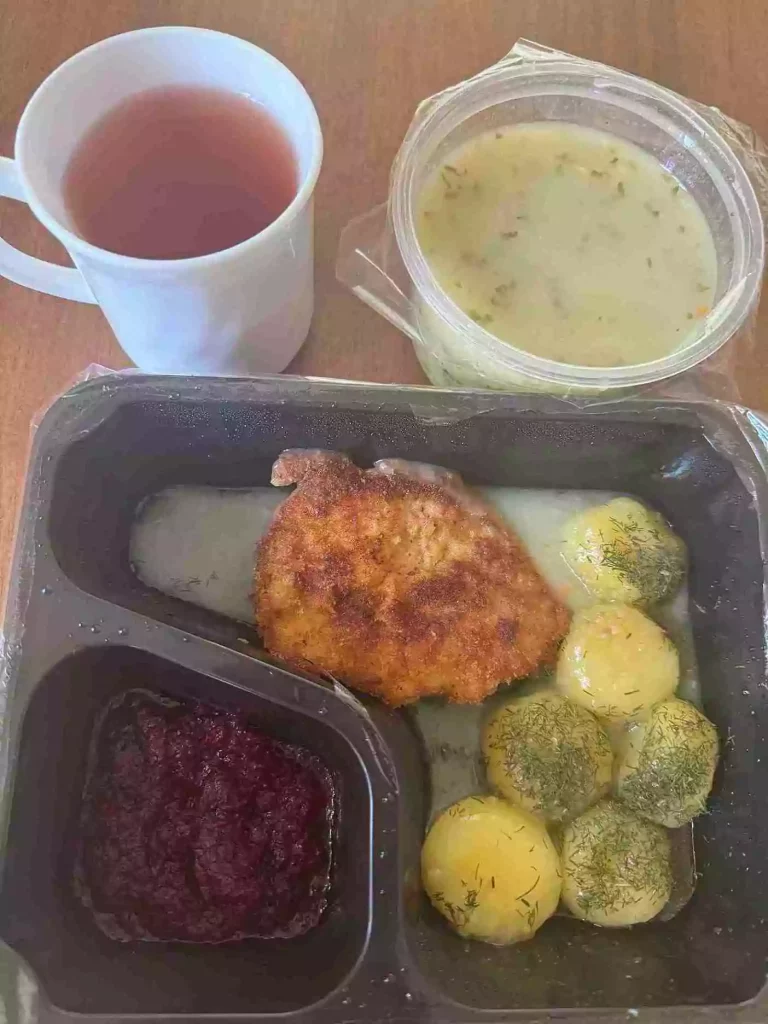 Obiad: dieta podstawowa

zupa brukselkowa
- kotlet schabowy
- kluski śląskie
- buraczki tarte
- kompot
A : 1,3,7
