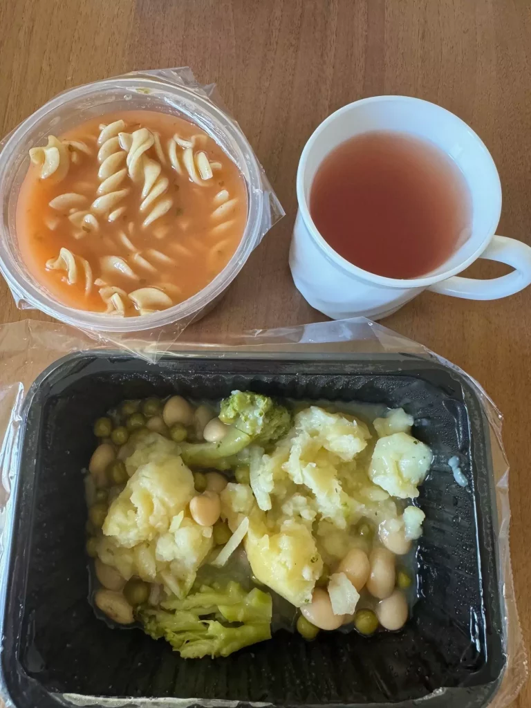 Obiad: dieta o kontrolowanej zawartości kwasów tłuszczowych 
- zupa pomidorowa z makaronem pełnoziarnistym
- ziemniaki z fasolą i warzywami w sosie
- kompot
A : 1,3,7
