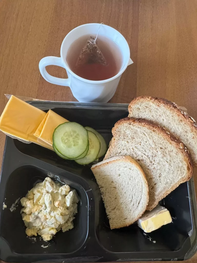 Śniadanie: dieta o kontrolowanej zawartości kwasów tłuszczowych 
- chleb pszenny
- chleb mieszany z płatkami owsianymi
- masło extra
- pasta jajeczna
- ser topiony
- ogórek świeży
- herbata czarna
A: 1,3,7
