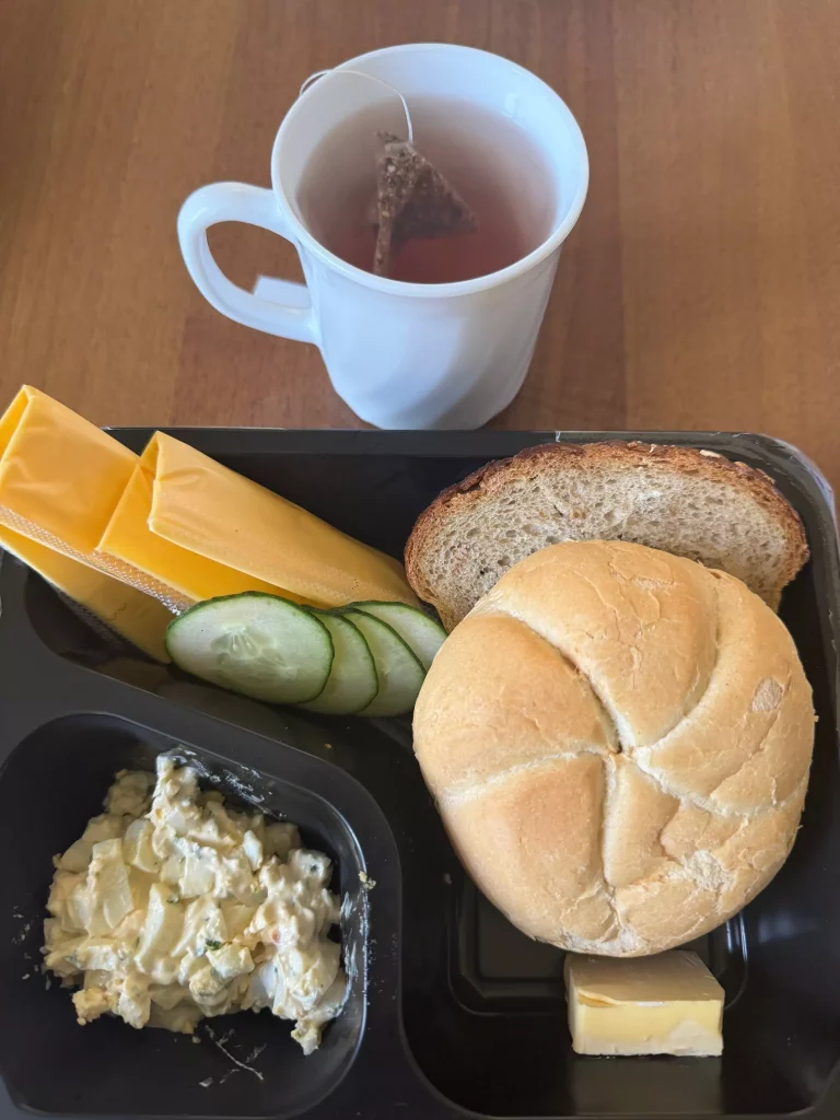 Śniadanie: dieta podstawowa 
- bułka pszenna
- chleb mieszany z płatkami owsianymi
- masło extra
- pasta jajeczna
- ser topiony
- ogórek świeży
- herbata czarna
A: 1,3,7
