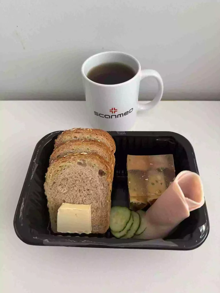Śniadanie: dieta z ograniczeniem łatwo przyswajalnych węglowodanów

chleb mieszany z płatkami owsianymi, masło extra, galantyna w musie chrzanowym, wędlina, ogórek świeży, herbata 
A: 1,7 
