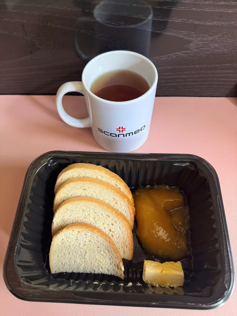 Śniadanie: dieta łatwostrawna: chleb pszenny, masło extra, dżem, herbata czarna 
A: 1,7 
