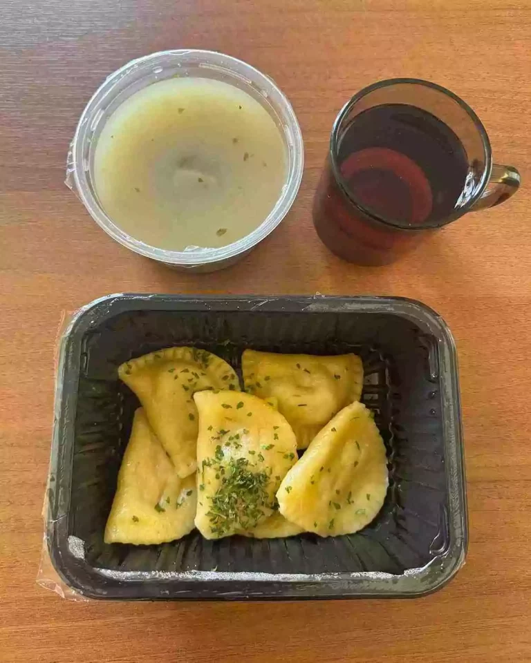 Obiad: dieta podstawowa

zupa pieczarkowa, pierogi z mięsem, kompot 
A:1,3,7  
