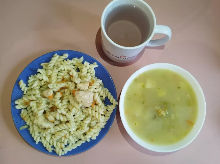 Obiad: dieta podstawowa

zupa brukselkowa 450ml, makaron z kurczakiem gotowanym i warzywami w sosie śmietanowym 350g, woda z sokiem
A 1,7,9
