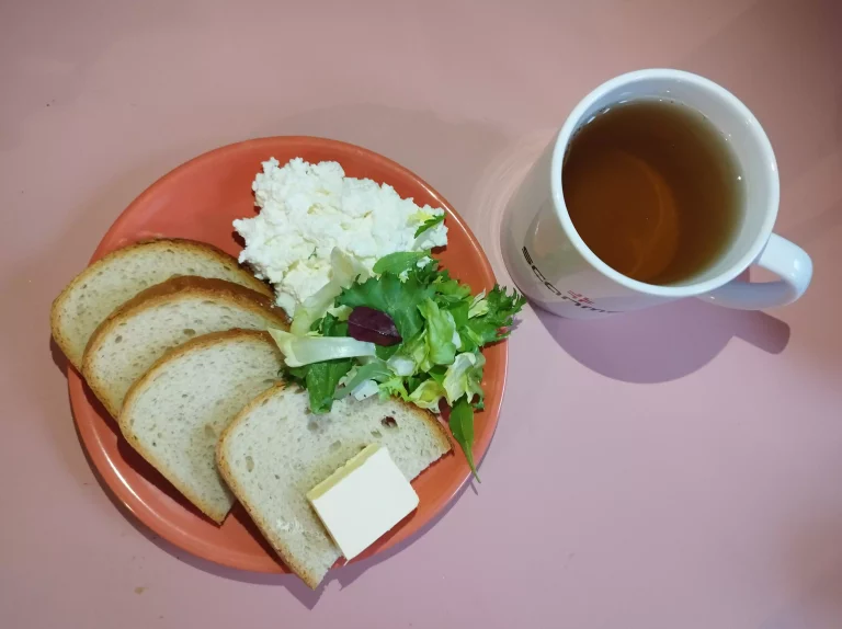 Śniadanie: dieta łatwostrawna

chleb pszenny 60g, masło 10g, twarożek 150g, mix salat, herbata czarna
A 1,7
