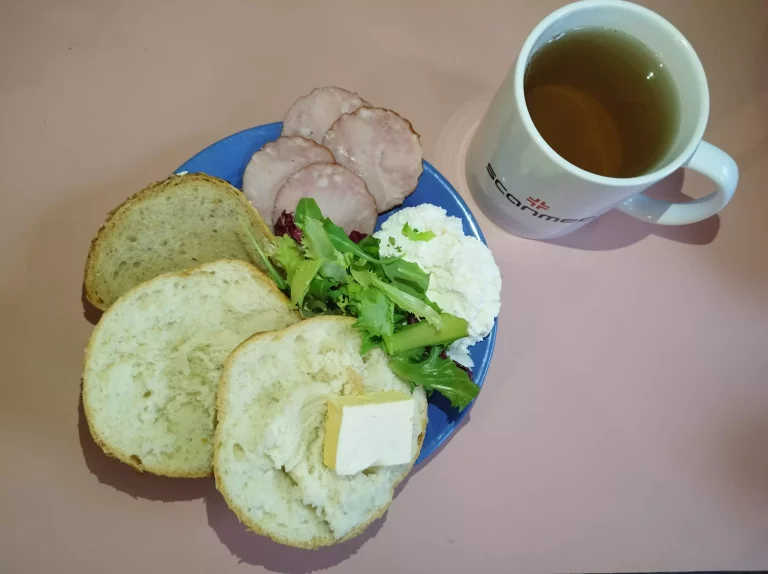 Śniadanie: dieta podstawowa

bułka pszenna 60g, chleb mieszany z płatkami owsianymi 35g, masło 10g, twarożek 100g, wędlina 40g, mix salat, czarna herbata
A 1,7
