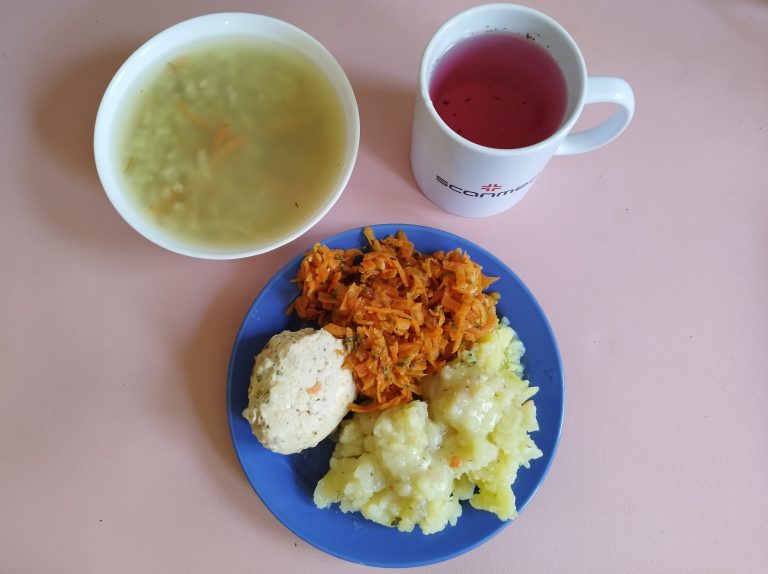 Obiad: dieta łatwostrawna 

zupa ryżowa 450ml, ziemniaki gotowane 200g. kotlet mielony drobiowo wieprzowy duszony w sosie koperkowym 120g, marchew gotowana 110g
A: 3
