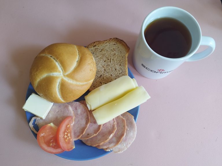 Śniadanie: dieta podstawowa

bułka pszenna 60g, chleb mieszany z płatkami owsianymi 20g, margaryna miękka 10g, wędlin 60g, ser żółty 40g, pomidor 20g, herbata czarna
A: 1,7
