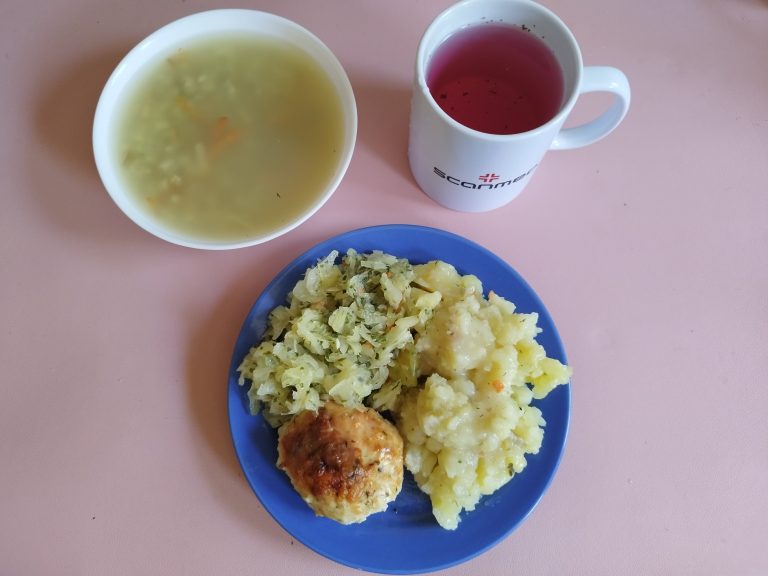 Obiad: dieta podstawowa

zupa ryżowe 450ml, ziemniaki gotowane 200g, kotlet mielony drobiowo wieprzowy duszony w sosie koperkowym 120g, kapusta biała na ciepło 110g, woda z sokiem owocowym
A: 3
