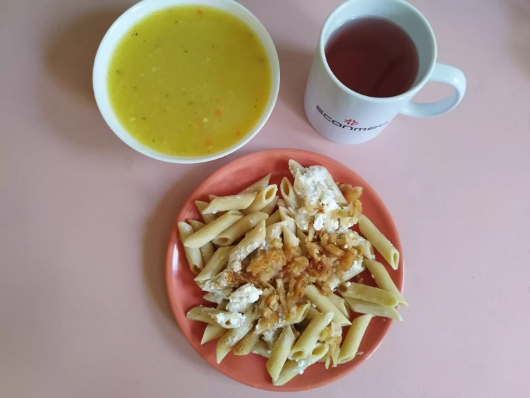Obiad: dieta z ograniczeniem łatwoprzyswajalnych węglowodanów 

zupa dyniowa 450ml, makaron pełnoziarnisty z cynamonem, jabłkiem i serem 250g, woda z sokiem
A 1,3,7
