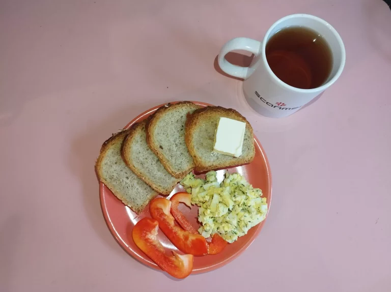 Śniadanie: dieta z ograniczeniem łatwoprzyswajalnych węglowodanów

chleb mieszany z płatkami owsianymi 70g, margaryna miękka 10g, pasta jajeczna 140g, papryka 20g, herbata czarna
A: 1,3,7
