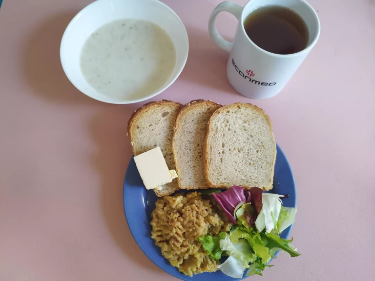 Śniadanie: dieta z ograniczeniem łatwoprzyswajalnych węglowodanów

chleb mieszany z płatkami owsianymi 90g, margaryna miękka 10g, owsianka na mleku 100 ml, pasta z soczewicy 100g, mix sałat, herbata czarna