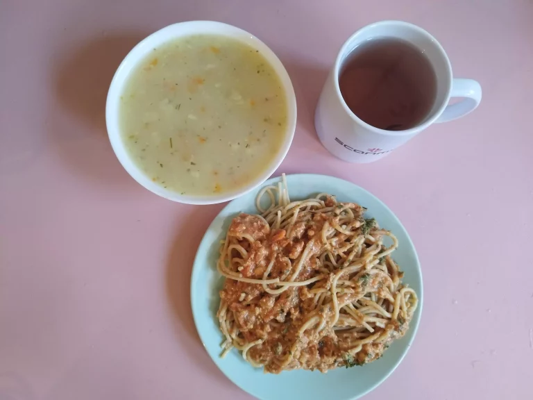 Obiad: dieta z ograniczeniem łatwoprzyswajalnych węglowodanów 

zupa kalafiorowa 450ml, spaghetti pełnoziarniste z mięsem mielonym drobiowym 350g, woda z sokiem owocowym
A 1,3,7
