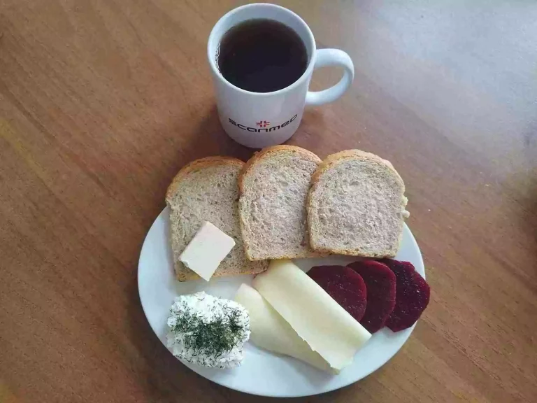 Śniadanie: dieta o kontrolowanej zawartości kwasów tłuszczowych

chleb mieszany z płatkami owsianymi 70g, margaryna miękka 10g, twarożek 100g, ser żółty 40g, buraczki kiszone, herbata czarna
A 1,7

