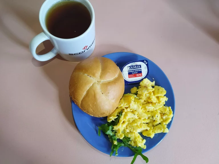 Śniadanie, dieta łatwostrawna: kajzerka 60g, margaryna miękka 10g, jajecznica na wodzie, rukola, herbata czarna
A: 1,3,7
