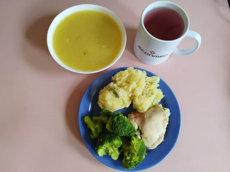 Obiad, dieta łatwostrawna: zupa krem z dyni 450ml, udko z kurczaka gotowane 100g, ziemniaki gotowane 200g, brokuł gotowany 100g, woda z sokiem
A: 7
