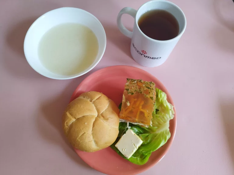 Śniadanie: dieta łatwostrawna

kajzerka 60g, margaryna miękka 10g, kasza manna na wodzie 150ml, galaretka drobiowa 150g, sałata masłowa, herbata czarna
A: 1,7
