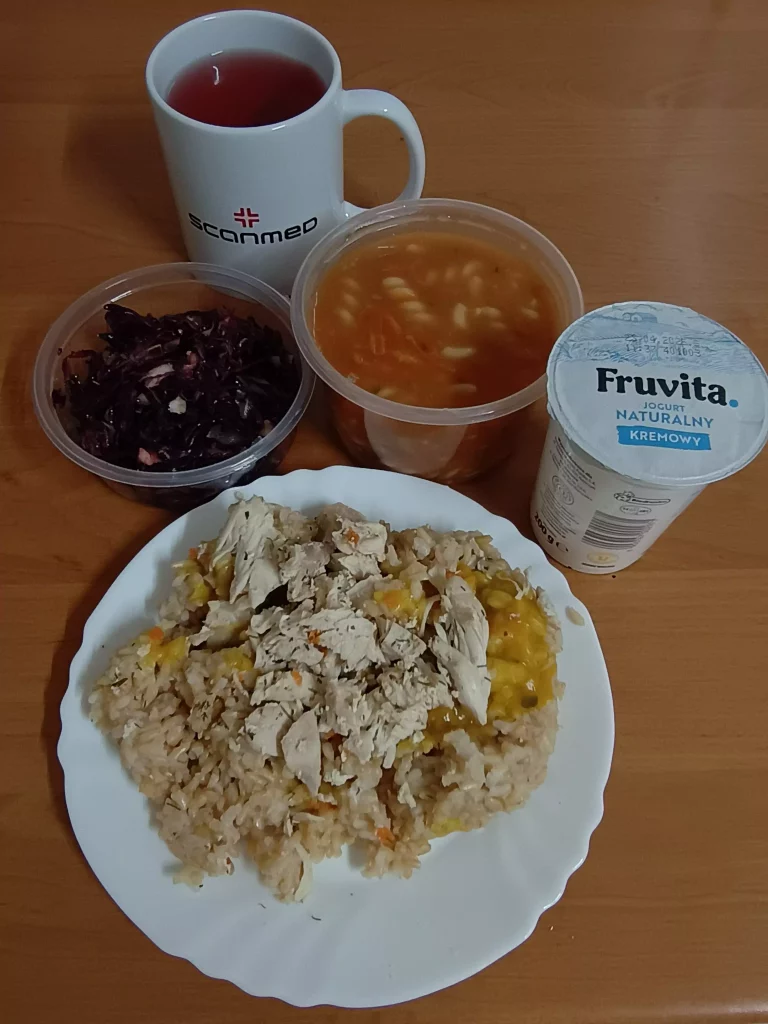 Obiad: dieta z ograniczeniem łatwoprzyswajalnych węglowodanów 

zupa pomidorowa z makaronem pełnoziarnistym 450ml, ryż brązowy 100g, kurczak w sosie curry 200g, surówka z czerwonej kapusty i jabłka 110g, woda z sokiem owocowym
A 1,3,7
