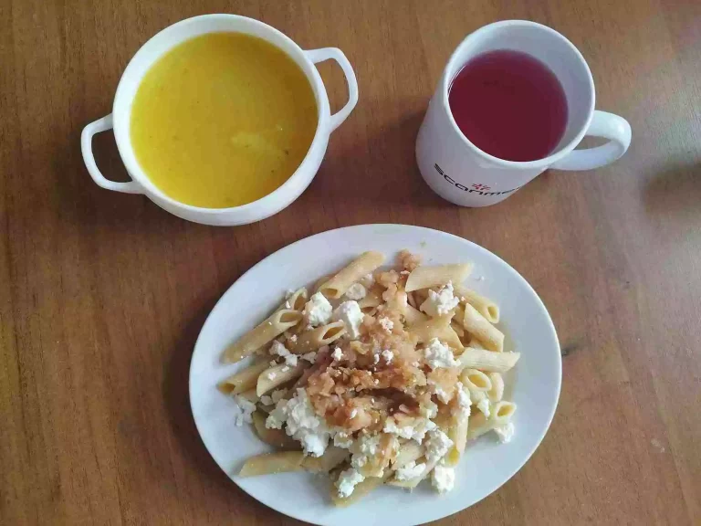 Obiad: dieta o kontrolowanej zawartości kwasów tłuszczowych

zupa krem z dyni 450ml, makaron pełnoziarnisty z prażonym jabłkiem, serem i cynamonem, woda z sokiem owocowym
A 1,3,7
