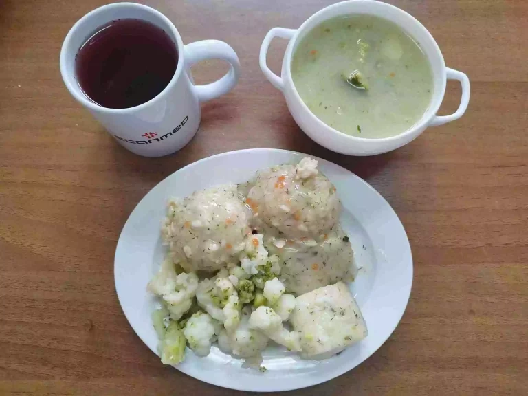 Obiad: dieta o kontrolowanej zawartości kwasów tłuszczowych

zupa brokułowa 450ml, ryba pieczona w sosie koperkowym 100g, ryż brązowy 100g, bukiet warzyw 100g, woda z sokiem owocowym
A: 1,4,7
