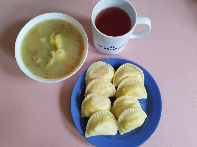 Obiad: dieta łatwostrawna 

zupa ziemniaczana 450ml, pierogi z serem 320g, woda z sokiem owocowym
A 1,3,7
