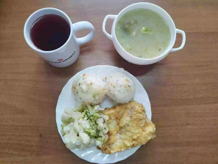 Obiad: dieta podstawowa

zupa brokułowa 450ml, ryba smażona w panierce w sosie koperkowym 100g, ryż biały 100g, bukiet warzyw 100g, woda z sokiem owocowym
A: 1,3,4,7
