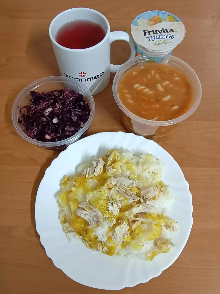 Obiad: dieta podstawowa

zupa pomidorowa z makaronem 450ml, ryż biały 100g, kurczak w sosie curry 200g, surówka z czerwonej kapusty i jabłka 110g, woda z sokiem owocowym
A 1,3,7
