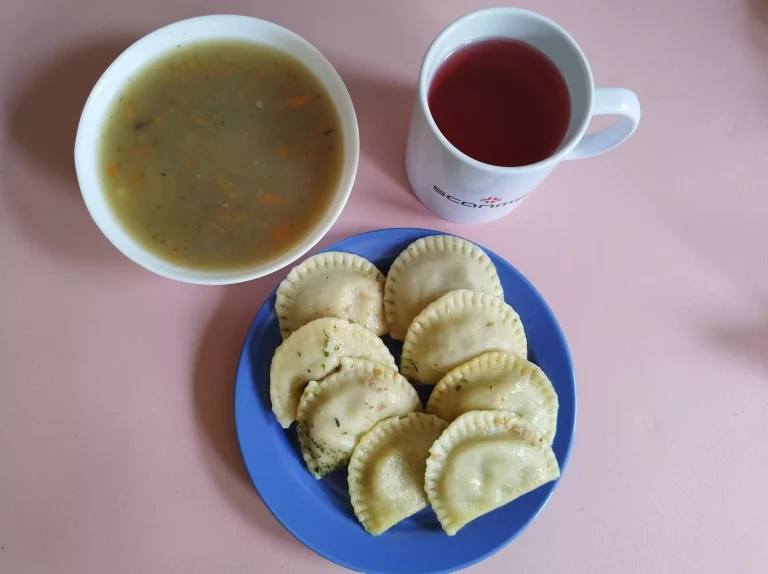Obiad: dieta podstawowa

zupa pieczarkowa 450ml, pierogi z mięsem 320g, woda z sokiem owocowym
A 1,3
