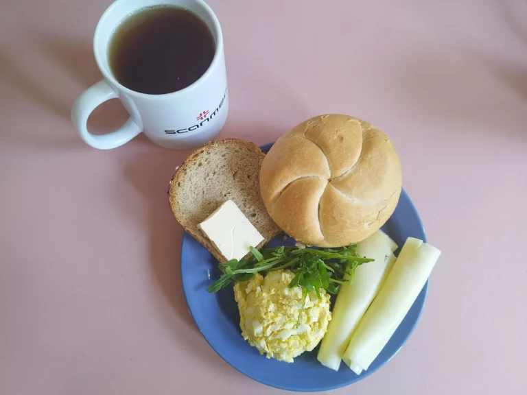 Śniadanie, dieta podstawowa: bułka pszenna 60g, chleb mieszany z płatkami owsianymi 20g, margaryna miękka 10g, pasta jajeczna 100g, ser żółty 40g, rukola, herbata czarna
A: 1,3,7
