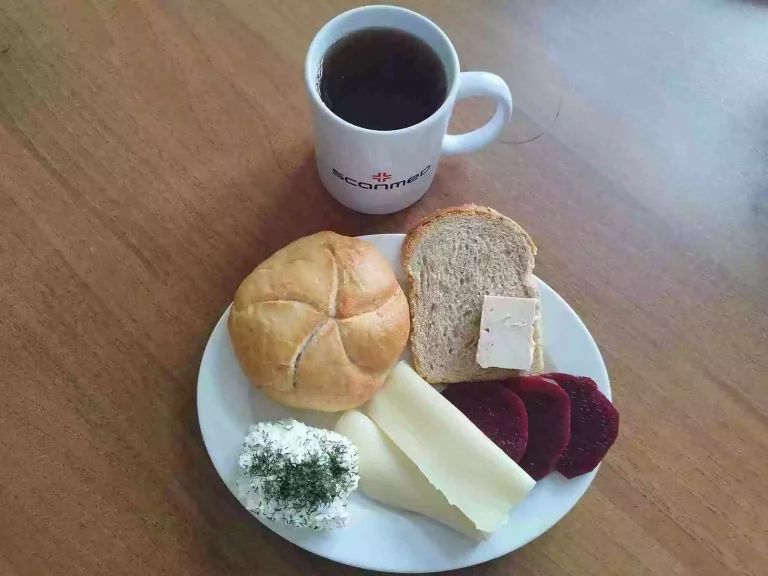 Śniadanie: dieta podstawowa

bułka pszenna 60g, chleb mieszany z płatkami owsianymi 20g, margaryna miękka 10g, twarożek 100g, ser żółty 40g, buraczki kiszone, herbata czarna 
A 1,7
