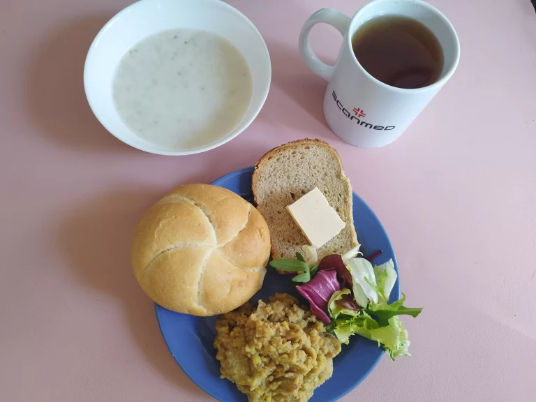 Śniadanie: dieta podstawowa

bułka pszenna 60g, chleb mieszany z płatkami owsianymi 30g, margaryna miękka 10g, owsianka na mleku 100ml, pasta z soczewicy 100g, mix sałat, herbata czarna
A 1,7
