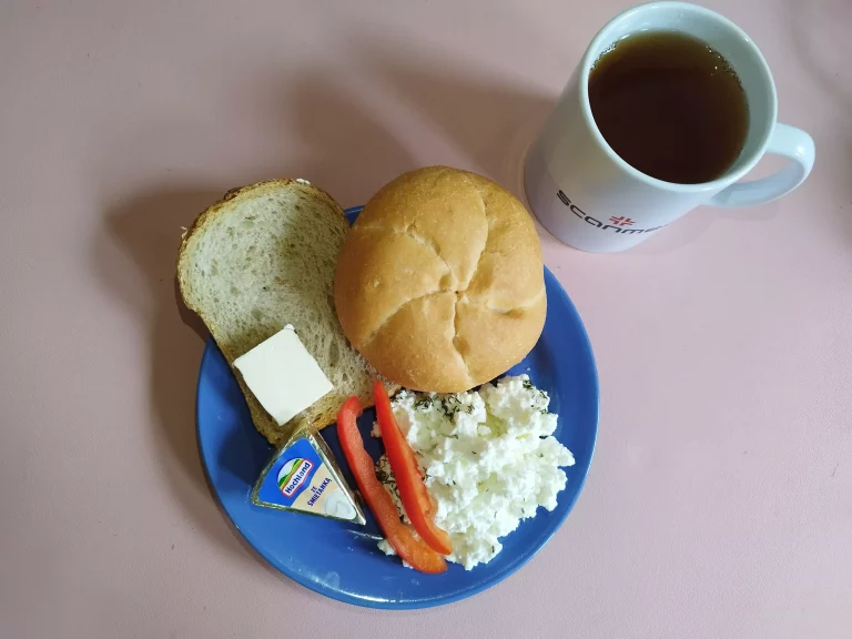 Śniadanie: dieta podstawowa

bułka pszenna 60g, chleb mieszany z płatkami owsianymi 20g, margaryna miękka, twarożek 100g, ser topiony 30g, papryka, czarna herbata
A1,7
