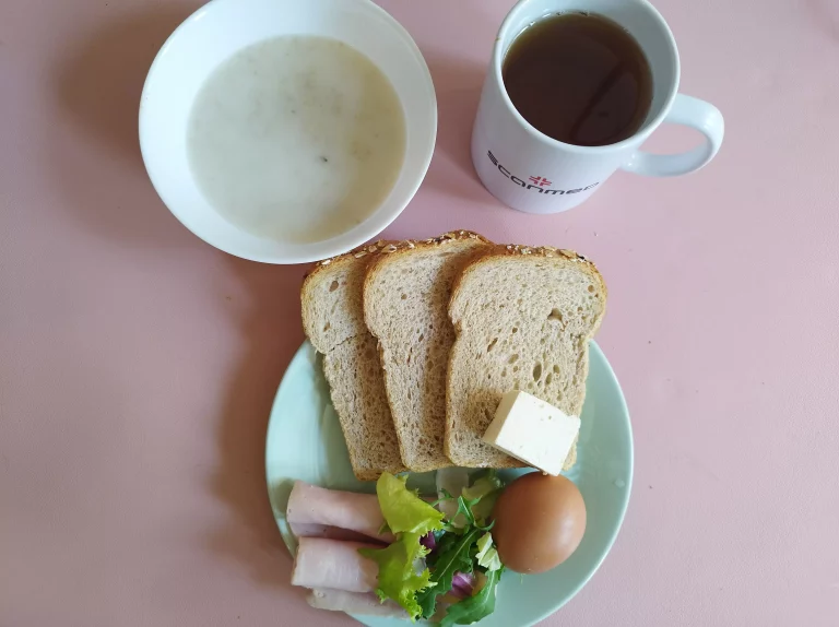 Śniadanie: dieta z ograniczeniem łatwoprzyswajalnych węglowodanów

chleb mieszany z płatami owsianymi 70g, owsianka na mleku 150g, margaryna miękka 10g, jajko na twardo, wędlina 60g, mix sałat, herbata czarna
A 1,3,7
