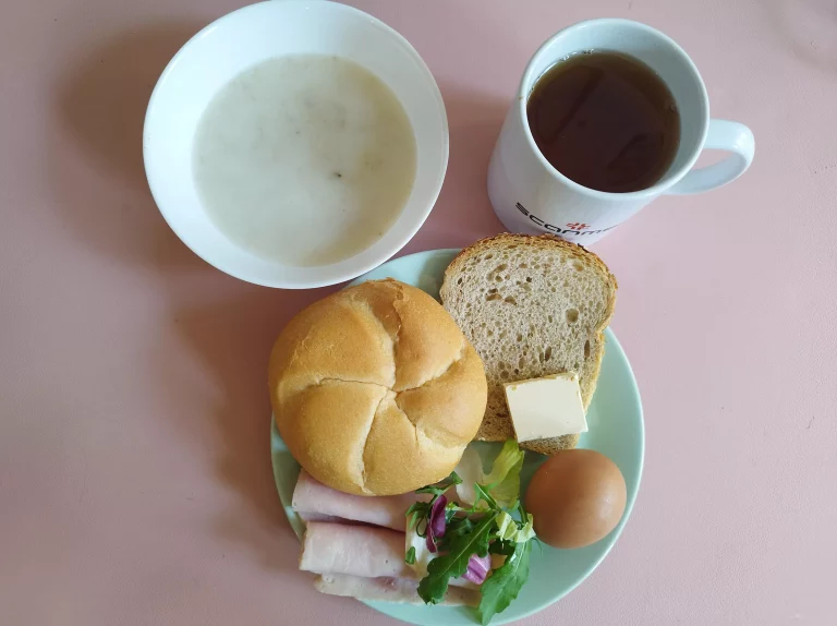 Śniadanie: dieta podstawowa

bułka pszenna 60g, chleb mieszany z płatkami owsianymi 20g, owsianka na mleku 150ml, margaryna miękka 10g, jajko na twardo, wędlina 60g, mix sałat, herbata czarna
A 1,3,7
