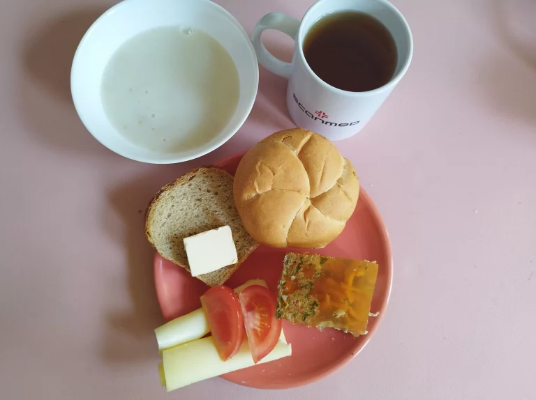 Śniadanie: dieta podstawowa

bułka pszenna 60g, chleb mieszany z płatkami owsianymi 20g, margaryna miękka, owsianka na mleku 150ml, galaretka drobiowa 120g, ser żółty 40g, pomidor 20g, herbata czarna
A: 1,7
