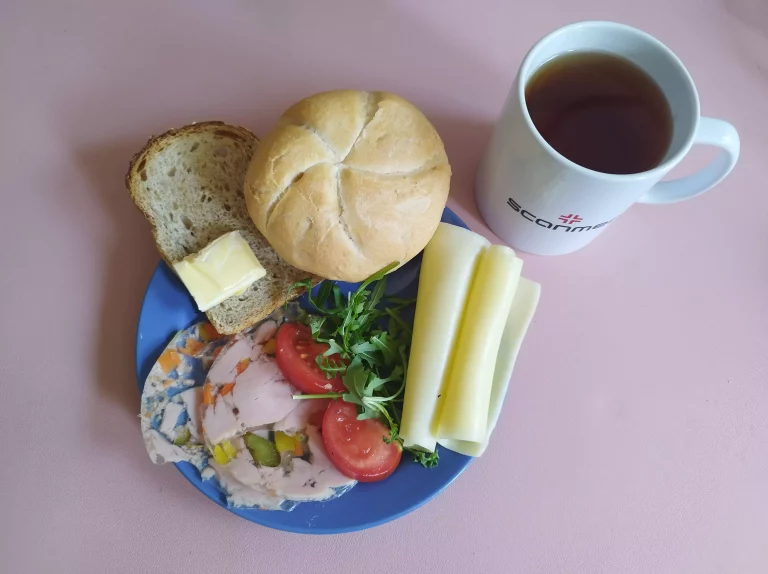Śniadanie: dieta podstawowa

bułka pszenna 60g, chleb mieszany z płatkami owsianymi 30g, margaryna miękka 10g, wędlina 60g, ser żółty 40g, rukola, pomidor, herbata czarna
A 1, 7
