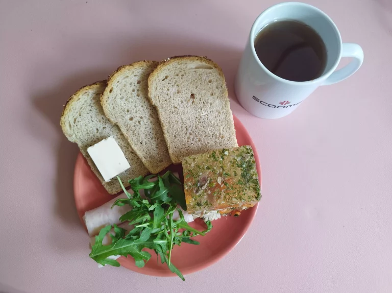 Śniadanie: dieta z ograniczeniem łatwoprzyswajalnych węglowodanów

chleb mieszany z płatkami owsianymi 70g, margaryna miękka 10g, galaretka drobiowa 120g, wędlina 60g, rukola, herbata czarna
A 1,7
