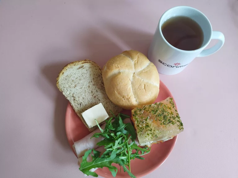 Śniadanie: dieta podstawowa

bułka pszenna 60g, chleb mieszany z płatkami owsianymi 20g, margaryna miękka 10g, galaretka drobiowa 120g, wędlina 60g, rukola, herbata czarna
A 1,7
