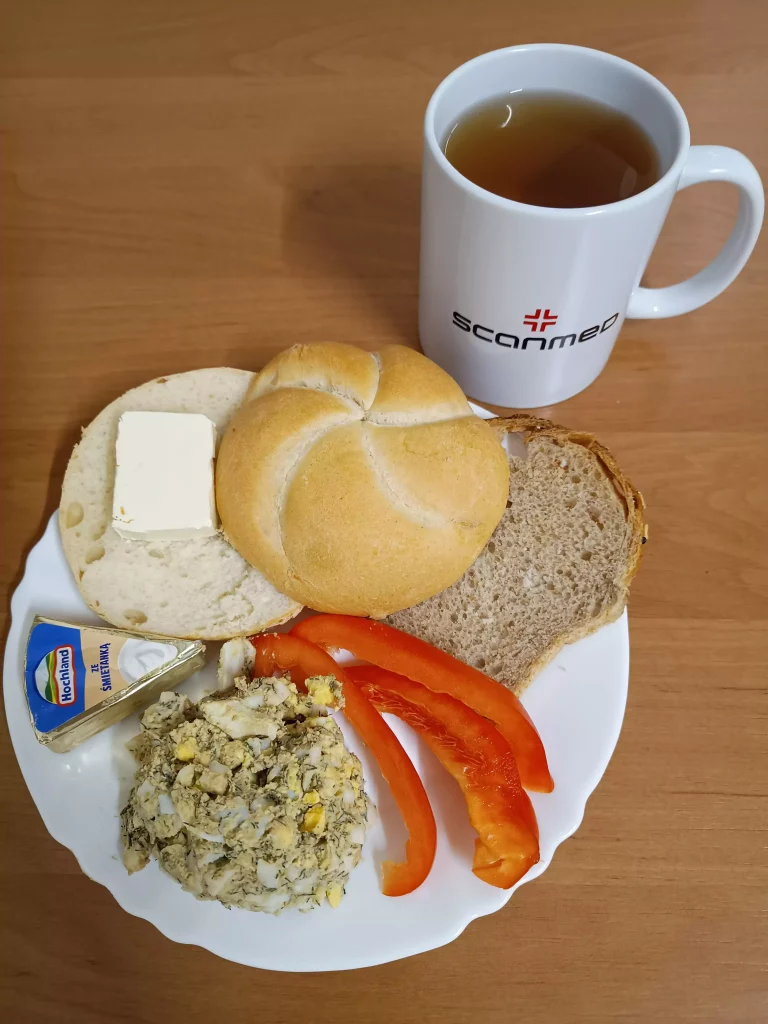 Śniadanie: dieta podstawowa

bułka pszenna 60g, chleb mieszany z płatkami owsianymi 30g, margaryna miękka 10g, pasta jajeczna 100g, ser topiony 30g, papryka 20g, czarna herbata
A 1,3,7
